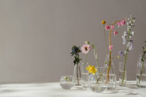 photo-of-flowers-in-glass-vase-with-water-4272625_grande.jpg