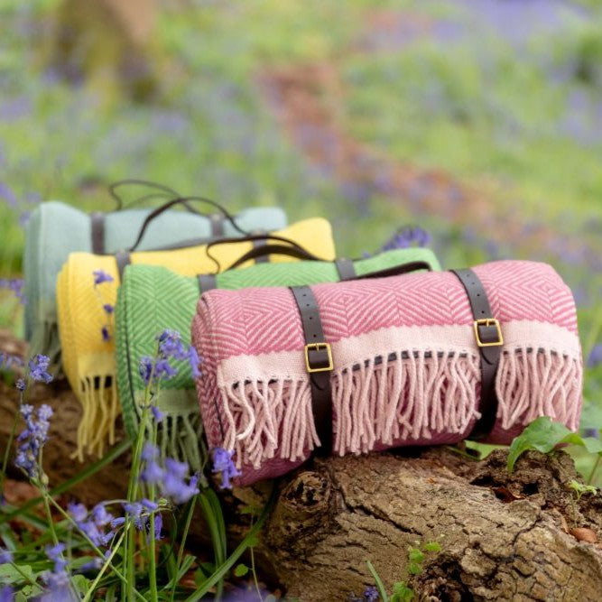 Wool_picnic_blanket_rugs_with_waterproof_backing_and_leather_straps_11_Website_4_5_c3a21fd8-4faa-493.jpeg