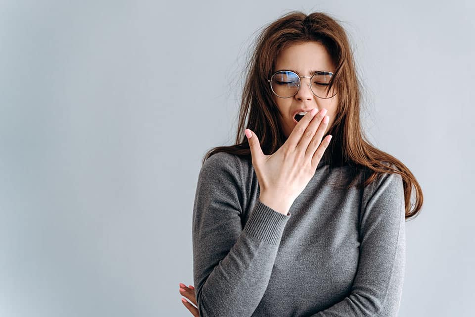 woman-sleepy-tired-girl-yawning-health-balance-sl-2022-12-16-11-33-56-utc.jpg